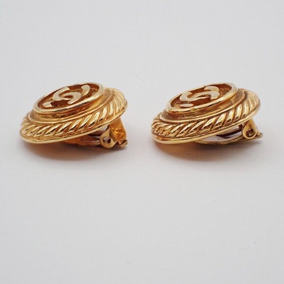 CHANEL CC Logo Round Button Earrings Clip-On 93 P Gold France Vintage 80RF530 - Picture 2 of 9